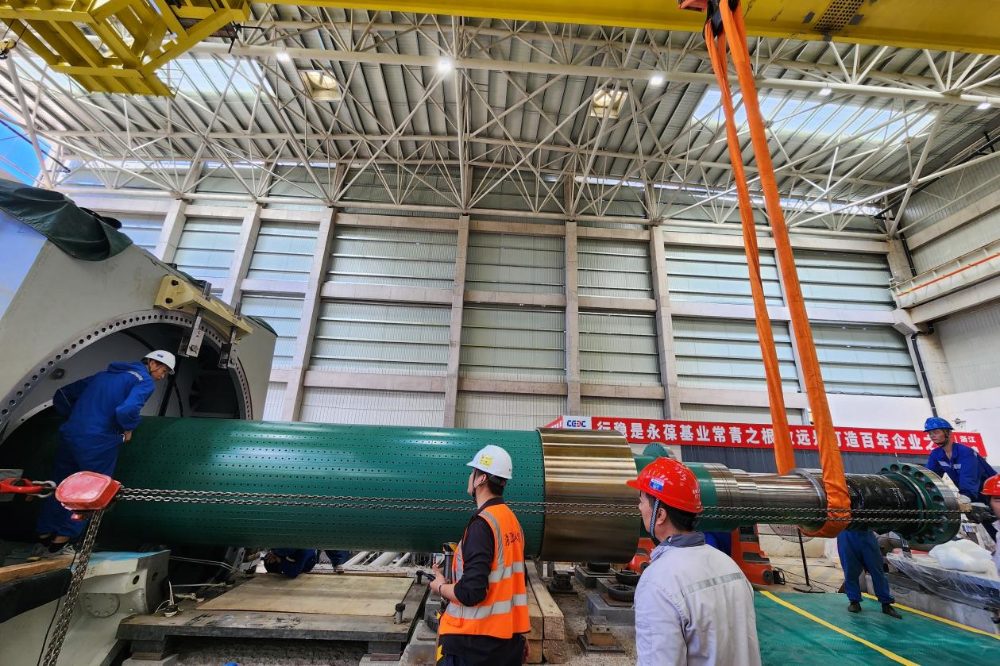 国内在建最大燃气电厂发电机转子穿装成功-1
