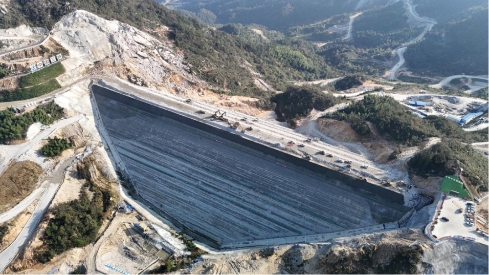 湖北平坦原抽水蓄能电站上水库主坝填筑到顶-2