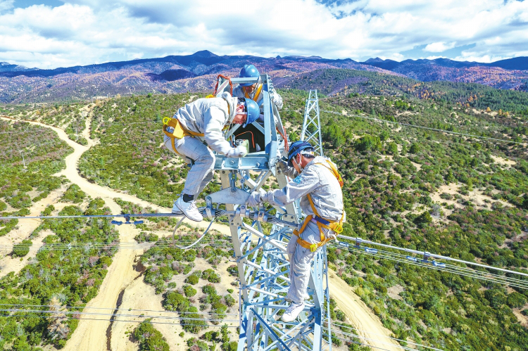 CSG Yunnan Power Transmission and Transformation Company Successfully Conducted Live Working on 500kV Transmission Lines at an Altitude of 3,900 Meters for the First Time-2
