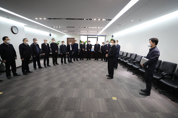 张玉卓到中国国新调研看望慰问中央企业专职外部董事和企业一线干部职工-1