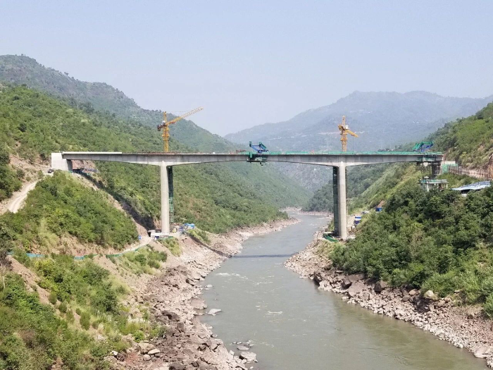 Karot hydropower plant makes progress in reservoir bridge project-1