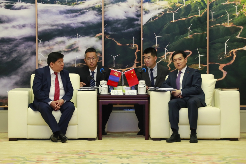 陈海斌与蒙古国国资委主席青格勒举行会谈-1