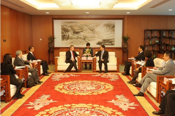 Cao Peixi and Sun Zhiyong meet with Invesco President and CEO-1