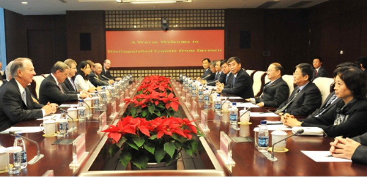 Cao Peixi met with Invesco Board Chairman and President-1