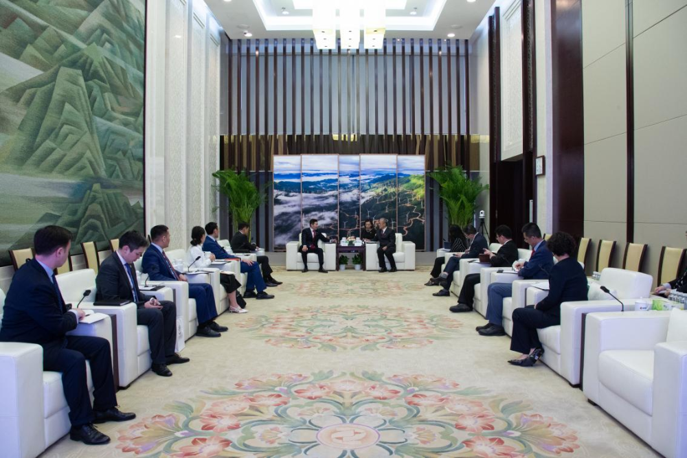 栗宝卿会见萨姆鲁克-卡泽纳基金董事、CEO扎库波夫-1