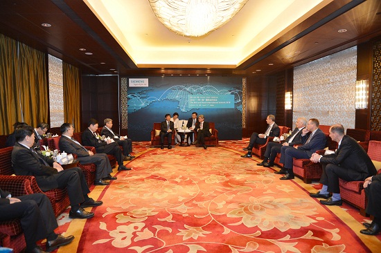 Cao Peixi Meets with President and CEO of Siemens-1