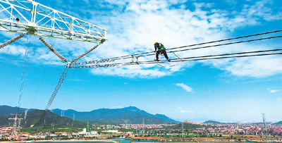 People’s Daily: Maintenance of Power Transmission Line at 100 Meters over the Sea-2