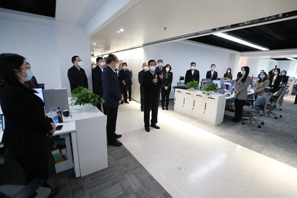 张玉卓到中国国新调研看望慰问中央企业专职外部董事和企业一线干部职工-2