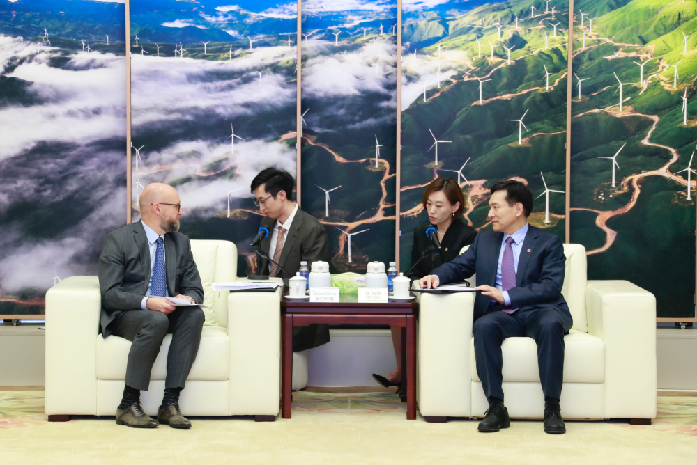 陈海斌会见亚洲基础设施投资银行副行长康斯坦丁·利米托夫斯基-1