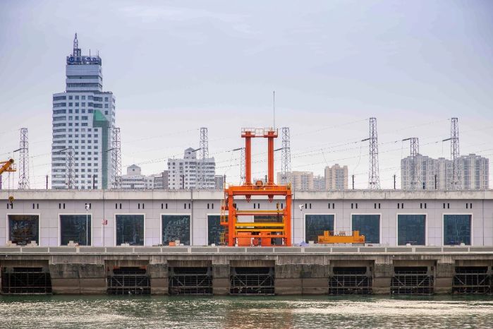 Gezhouba power plant puts smart floating debris-collecting robots into operation-1