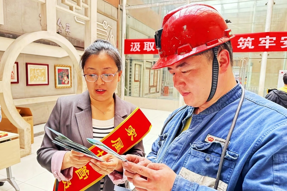 神东大柳塔矿职业病防治宣传到井口守护健康-1