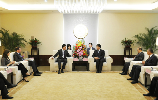 Cao Peixi and Huang Long Meet with Former Foreign Secretary of the UK-1