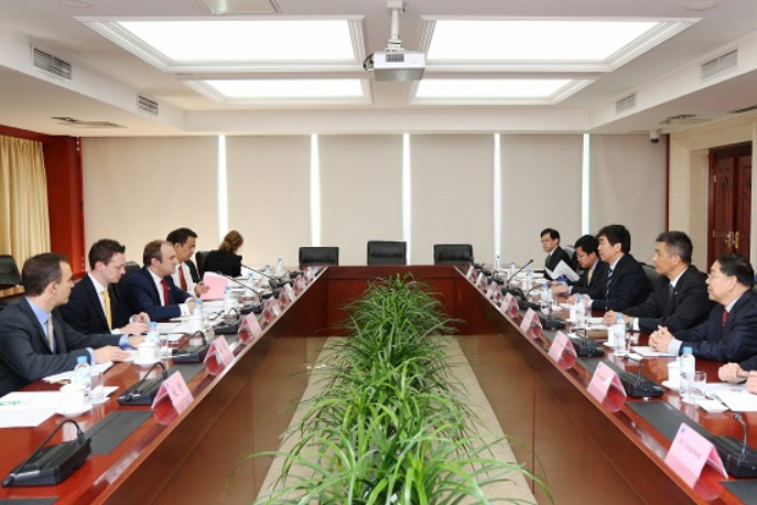 Cao Peixi met with the UK Secretary of State for Energy and Climate Change-1