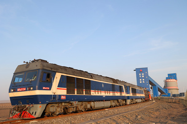 国神公司首列“疆煤出区”自备车成功发运-1