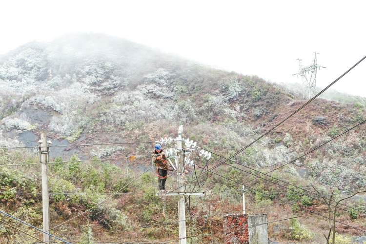 A Hard Winter Battle Against Snow in Zhaotong, Yunnan<br>Zhaotong Invests RMB 260 Million in Transmission Lines for Ice Prevention & Melting-4