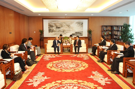 Premier Li Keqiang witnesses the agreement signing between China Huaneng Group and Enel-1