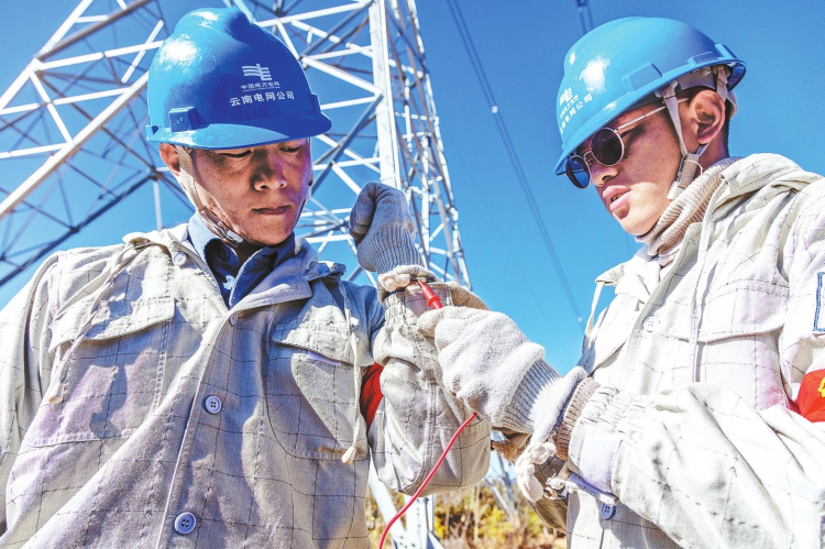 CSG Yunnan Power Transmission and Transformation Company Successfully Conducted Live Working on 500kV Transmission Lines at an Altitude of 3,900 Meters for the First Time-1