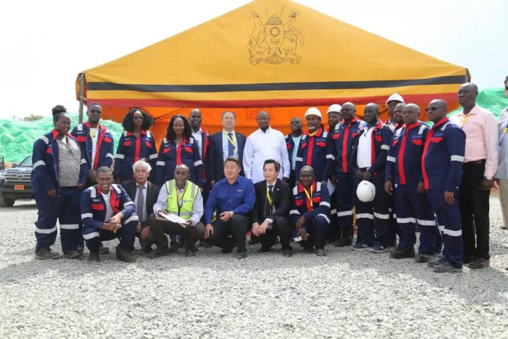 Uganda President honors outstanding China Three Gorges Corporation employees-1