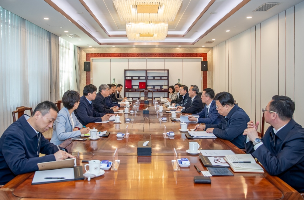 刘国跃与中国贸促会会长任鸿斌进行会谈-1
