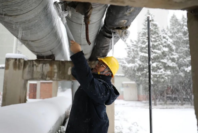 人民日报客户端：国家电投东北公司积极应对降雪寒潮天气-2