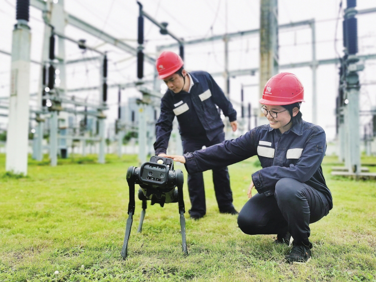 A Robot Dog Runs the Transformer Substation-1