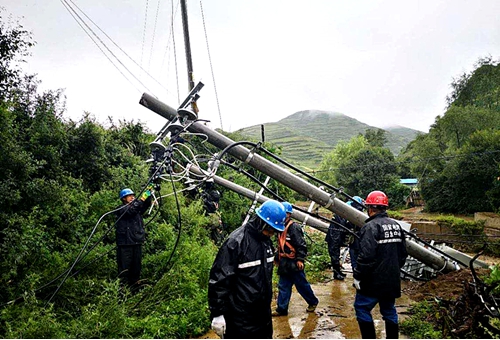 During the Summer Peak: Figures in the Sun and Storm-21