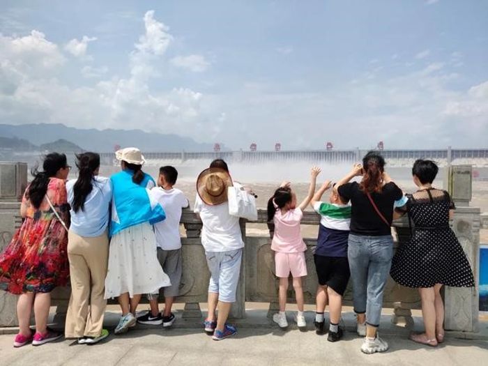 Three Gorges Dam attracts over 10,000 tourists in a single day, the highest this year-1