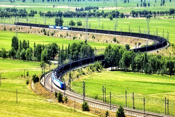 包神铁路万吨重载列车年累计开行超万列-1