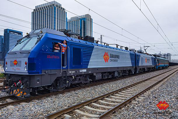 Baoshen Railway’s First HXD2 Electric Locomotive Begins Test Run-1