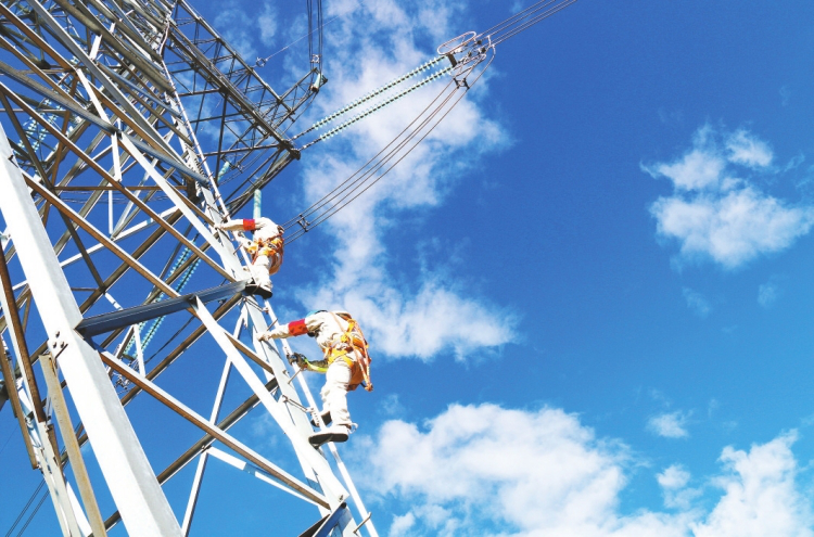 CSG Yunnan Power Transmission and Transformation Company Successfully Conducted Live Working on 500kV Transmission Lines at an Altitude of 3,900 Meters for the First Time-3